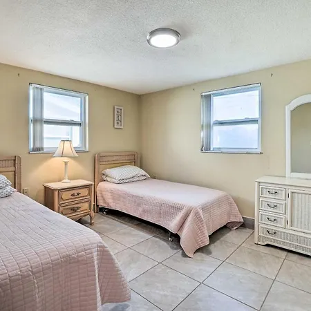Cozy Holiday Home With Yard About 5 Mi To Beach!